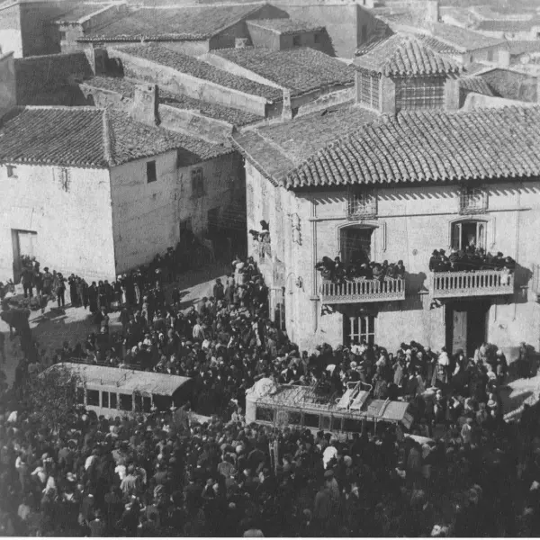 Llegada a la plaza de los primeros autobuses.